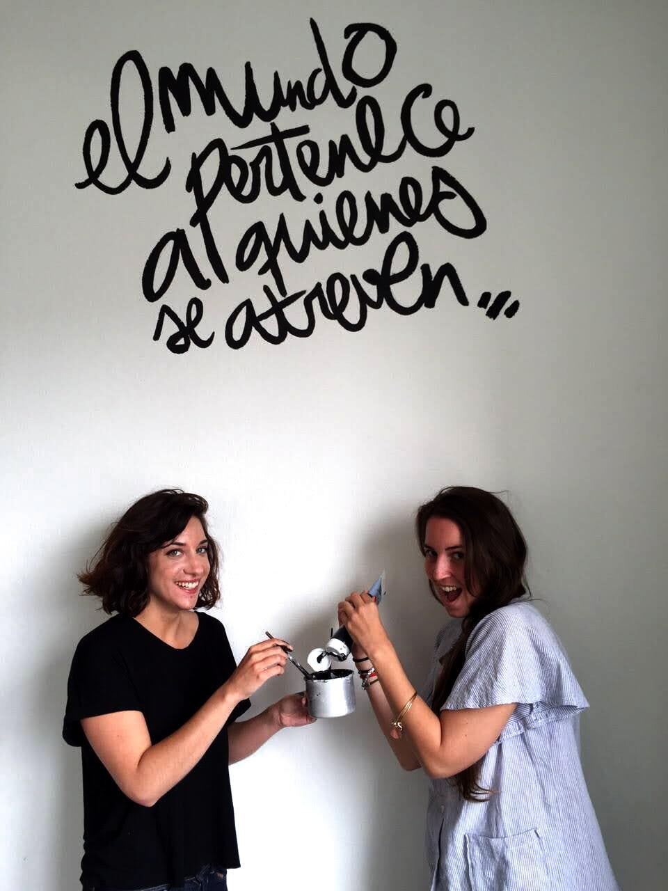 África Rodríguez y María Pierres pintan el mural «el mundo pertenece a quienes se atreven»