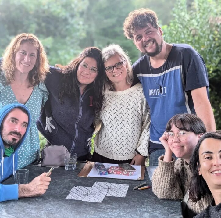 Elisabet (centro) con el grupo al aire libre y cartas de Zentangle sobre la mesa