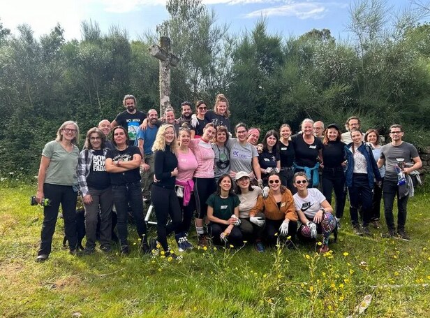 Grupo de Misiones Verdes junto al cruceiro en el monte de Anceu