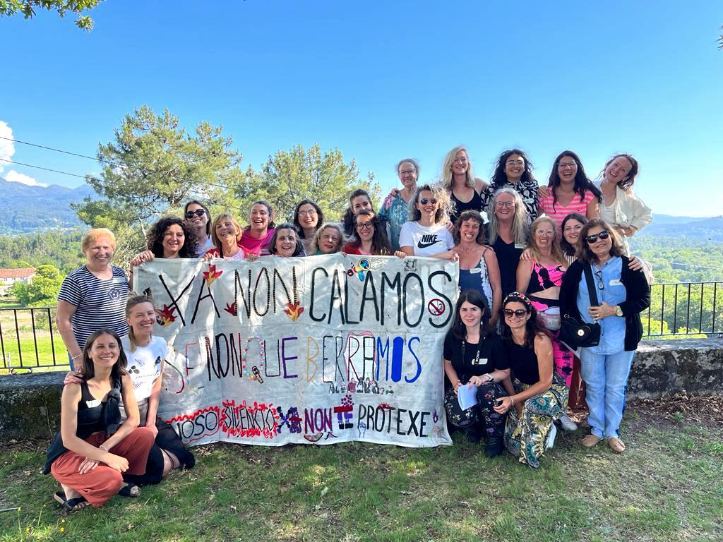 Nuestras compañeras Isabel, Eli y Lucía con el cartel «Xa non calamos» en el proceso de The Break en Anceu