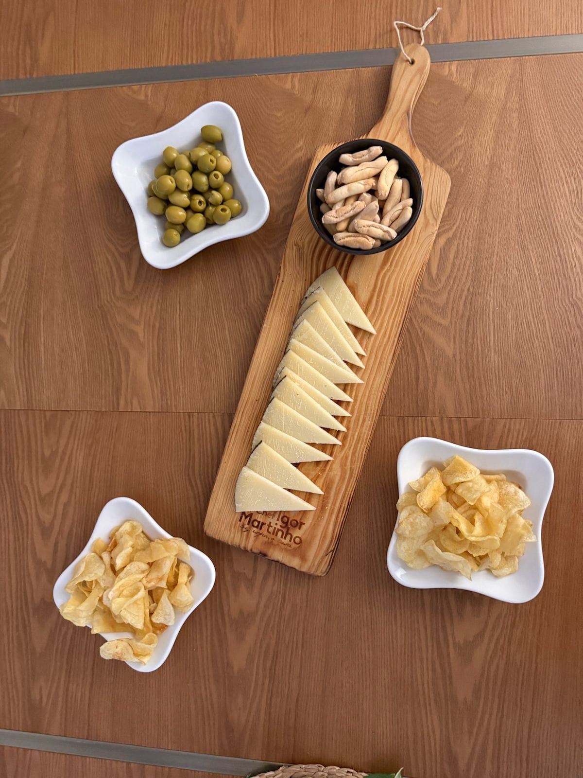 Picoteo de la Arroelada: queso, aceitunas y patatas