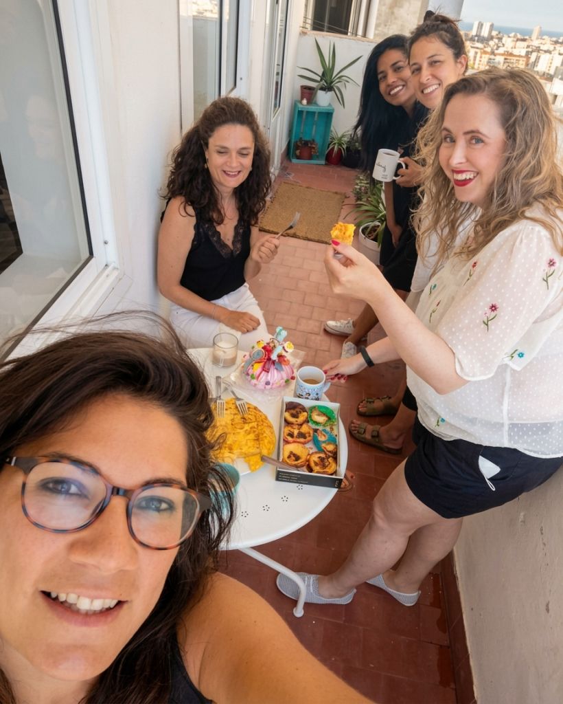 Selfie en el balcón con tortilla, pasteles y café: el origen a la fresca del ritual
