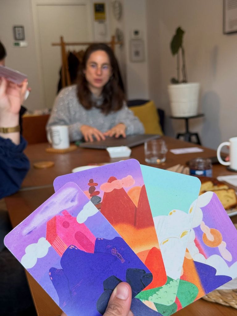 Cartas ilustradas de Itinaya, de Sara Donoso, en la mesa del café