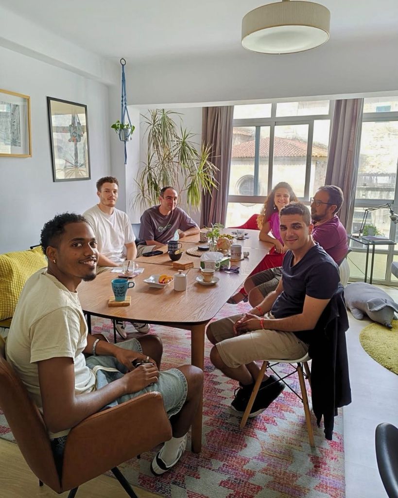 Grupo alrededor de la mesa del salón durante un Café a la fresca