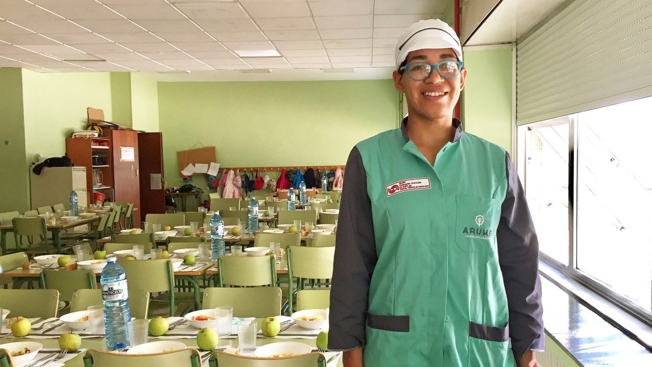 Cecilia de Los Santos en el comedor escolar con uniforme Arume (Diario de Pontevedra)