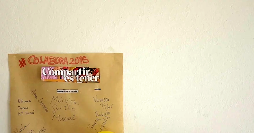 Papel kraft en la pared de Espacio Arroelo con #COLABORA 2015, el lema «Compartir es tener» y nombres de participantes escritos a boli