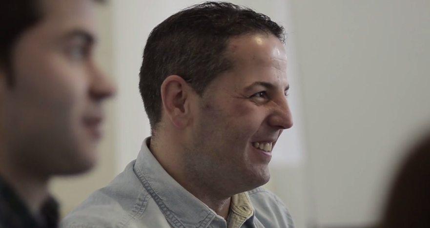 Participante sonriendo durante una sesión del programa Colabora 2015