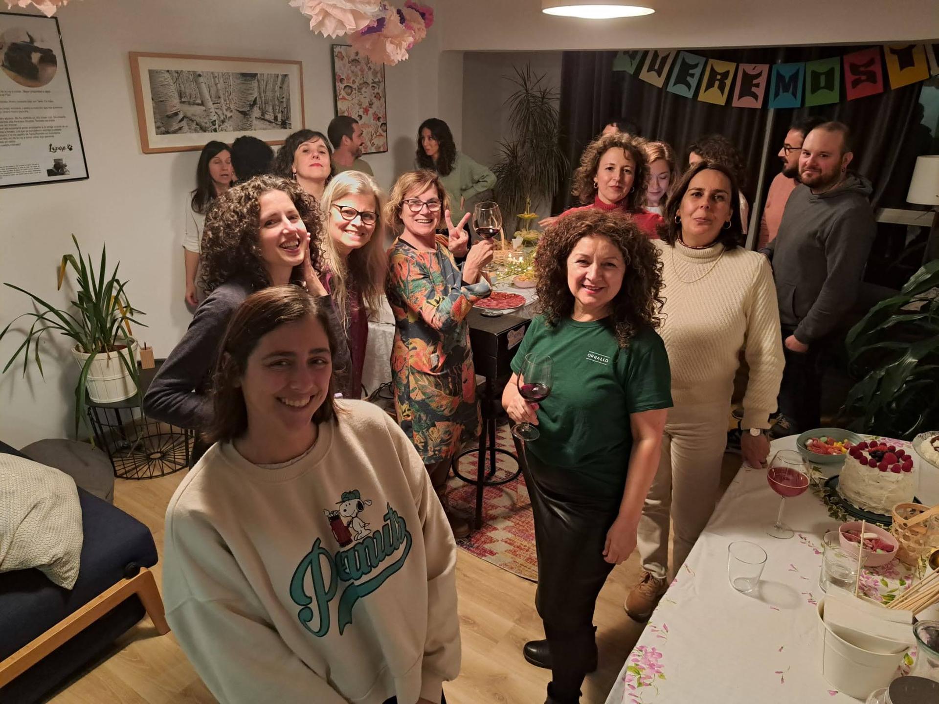Encuentro festivo de la comunidad Arroelo con mesa, tarta y conversación