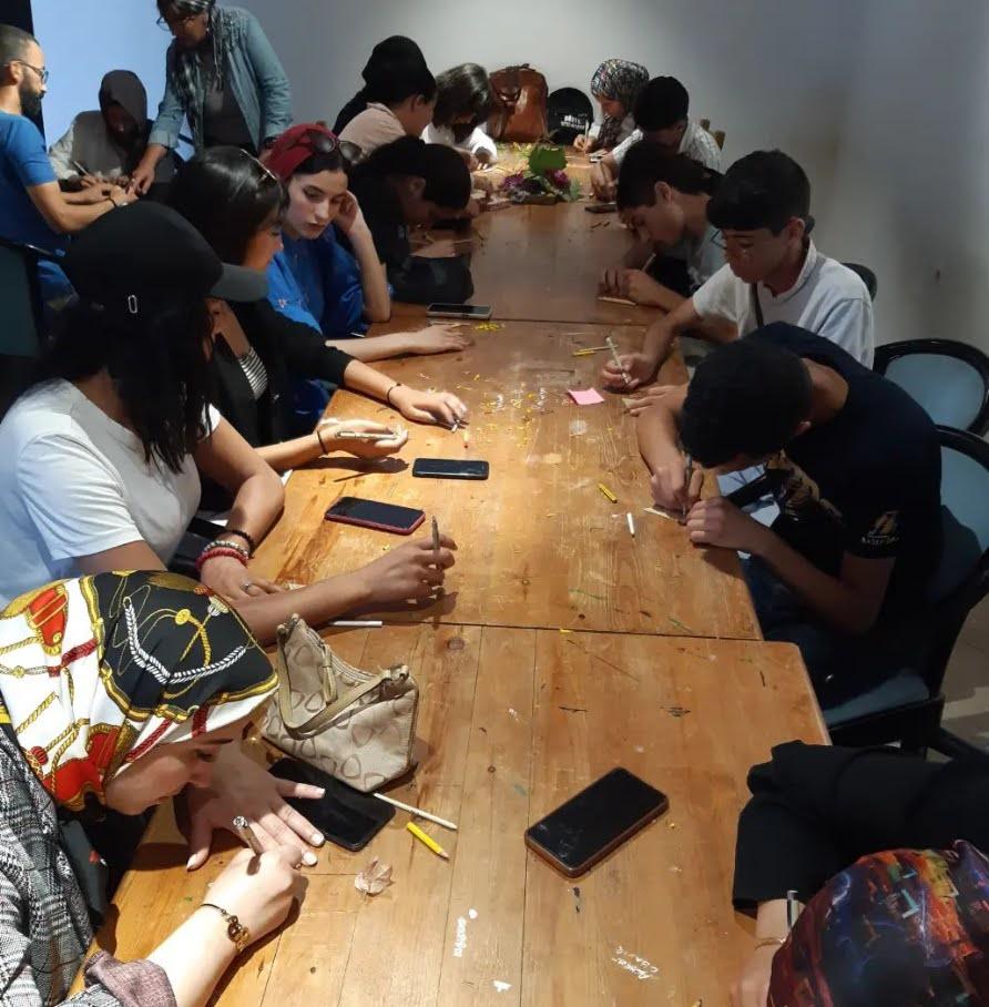 Taller Twin Hubs: personas colaboran alrededor de una mesa con materiales