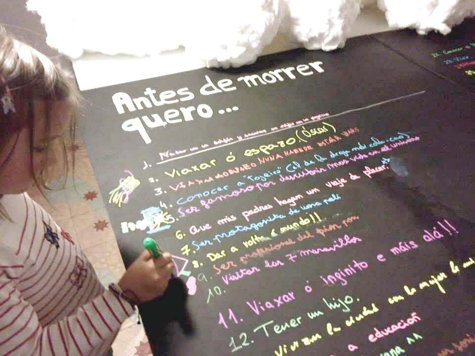 Muro de los deseos en pizarra con el lema «Antes de morrer quero...» en una Human Library de Espacio Arroelo