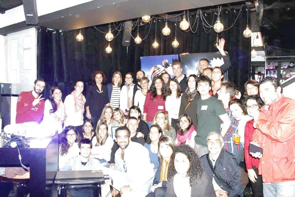 Foto de grupo de participantes de PonteJam bajo bombillas Edison en Espacio Arroelo