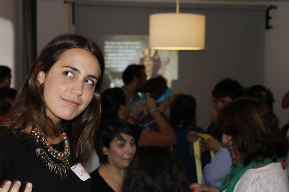 Participante con collar de statement concentrada durante una dinámica de PonteJam