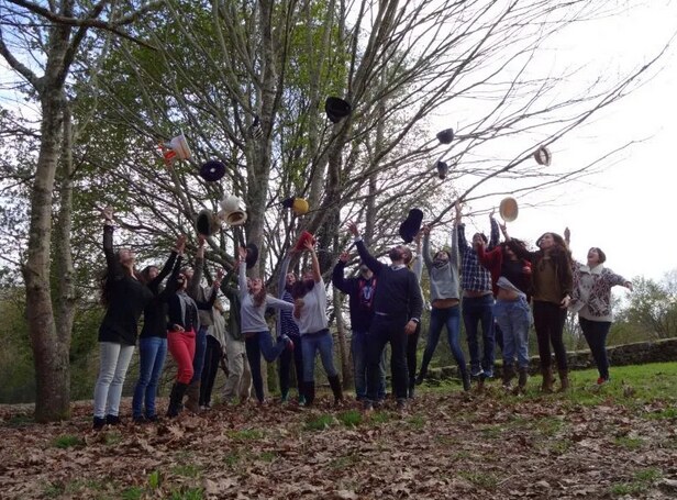 Grupo de Arroelo lanza los sombreros al aire en el primer aniversario del coworking, en el lugar que después sería Anceu
