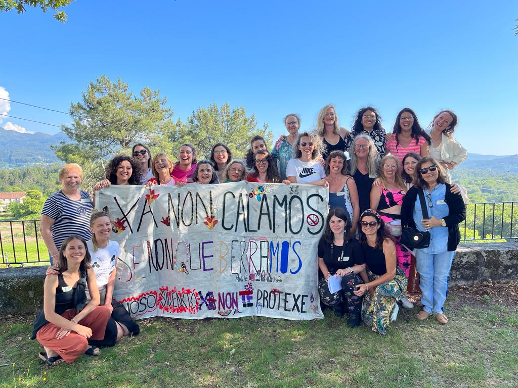 Isabel, Eli y Lucía con el cartel «Xa non calamos / Non lle berramos / Voso silenzo non te protexe» en The Break en Anceu