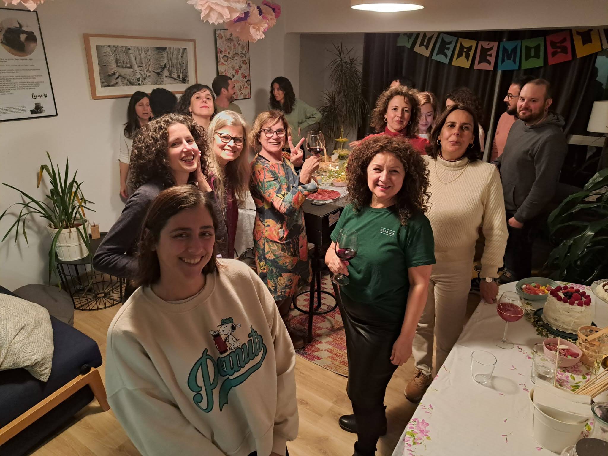 Encuentro festivo de la comunidad Arroelo con mesa, tarta y conversación