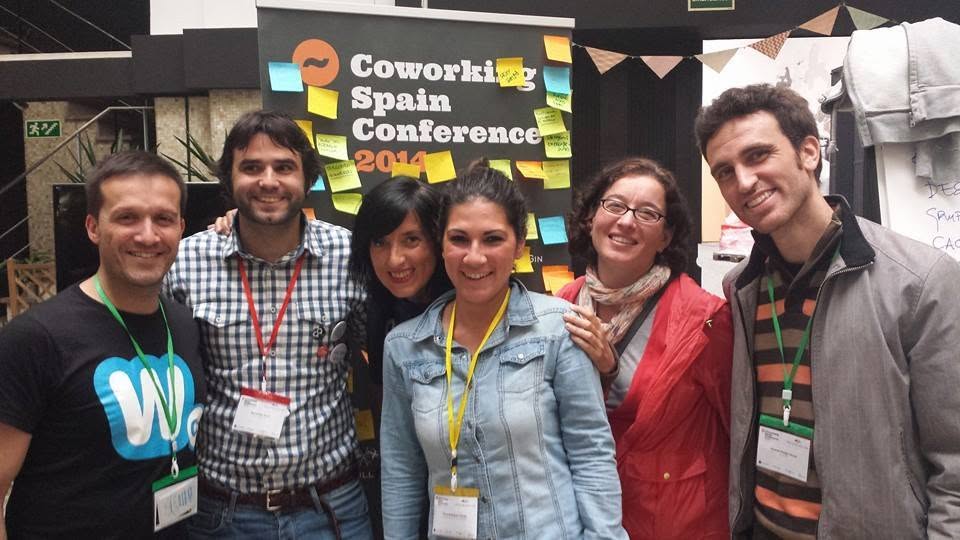 Grupo delante del banner de la Coworking Spain Conference 2014, cubierto de notas adhesivas