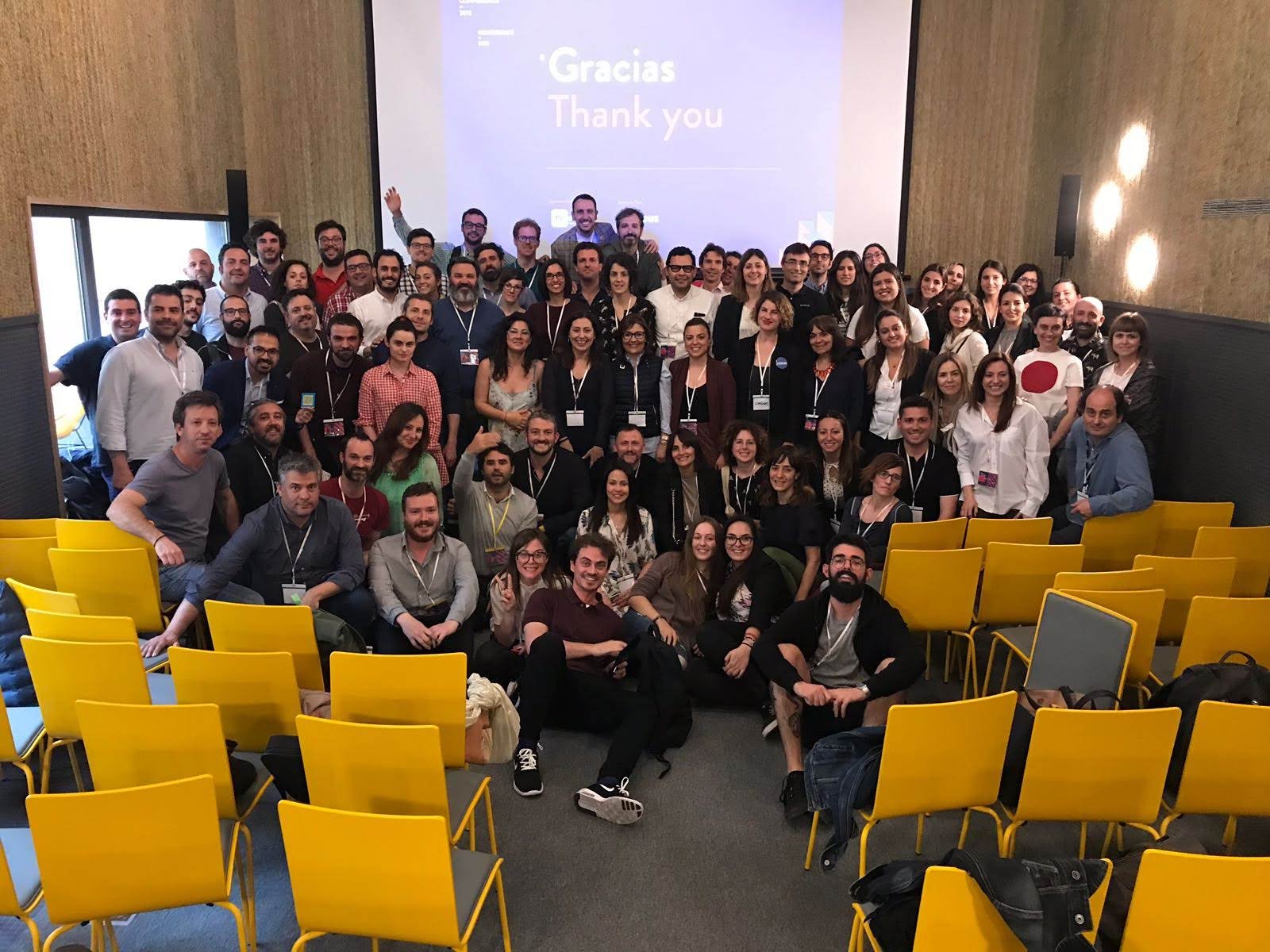 Foto de grupo de asistentes en la Coworking Spain Conference ante la pantalla de gracias