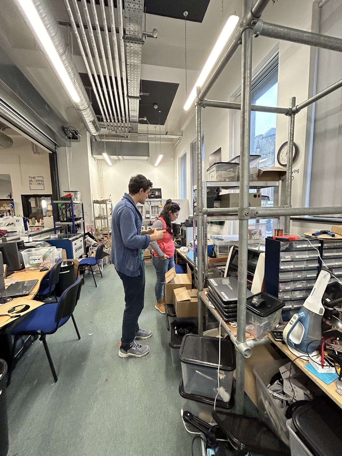 Colaboración manos a la obra en un makerspace de la red ECHN