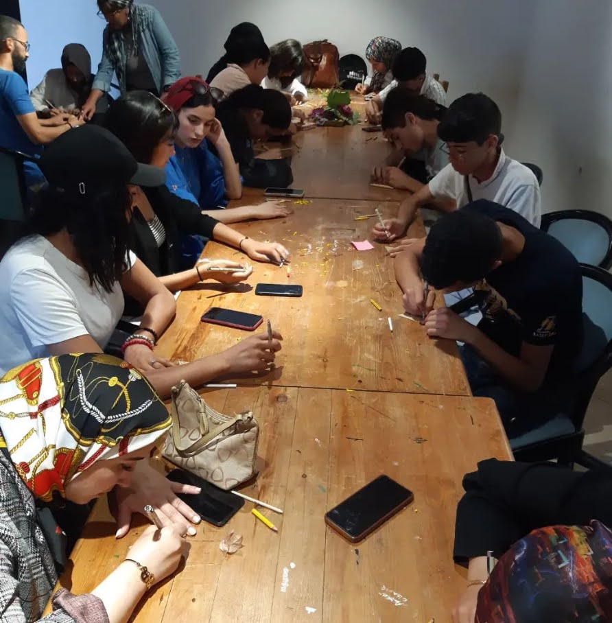 Taller Twin Hubs: personas colaboran alrededor de una mesa con materiales