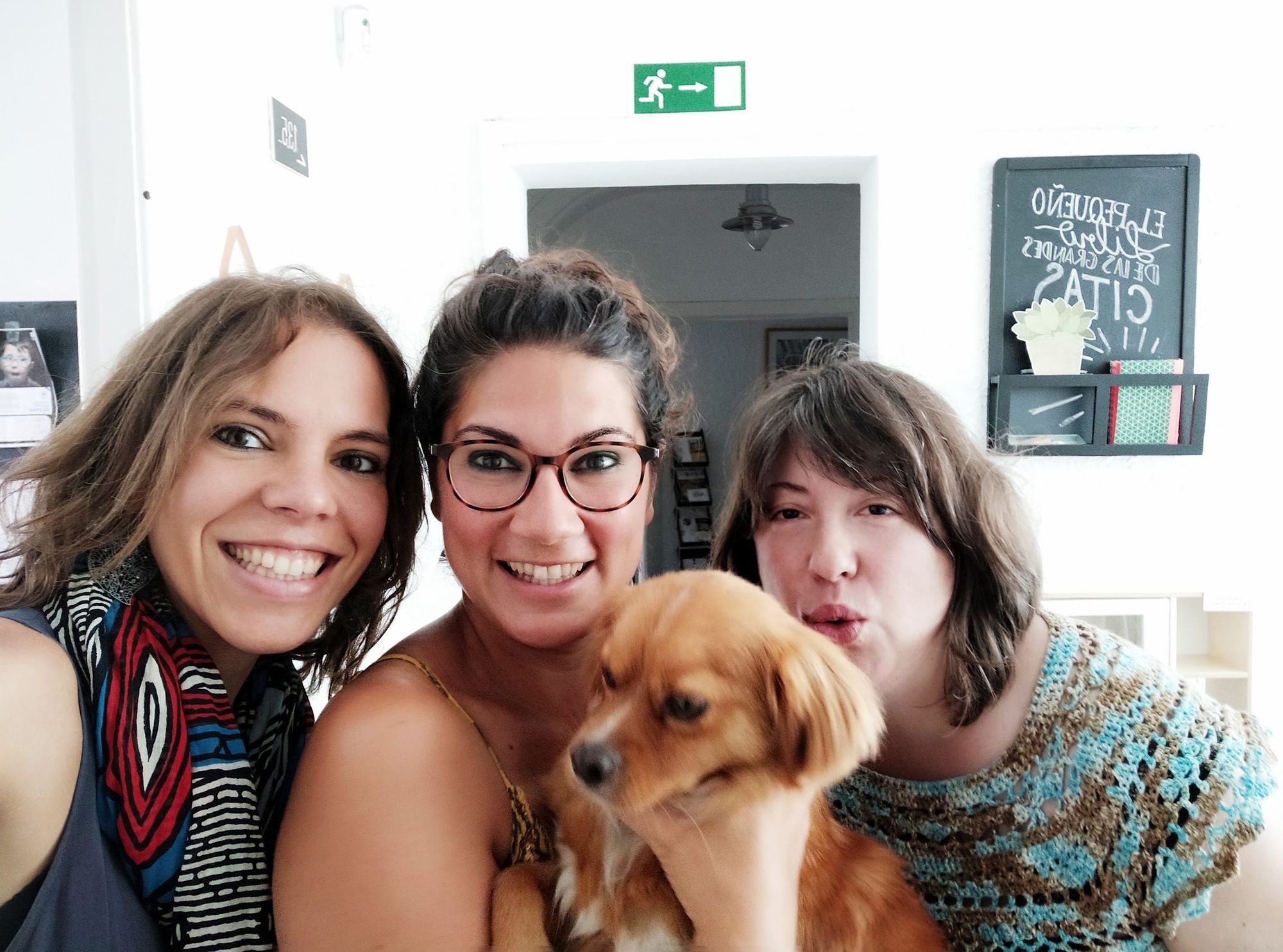 Selfie de coworkers de Espacio Arroelo en Michelena con Lucky, el perro de África