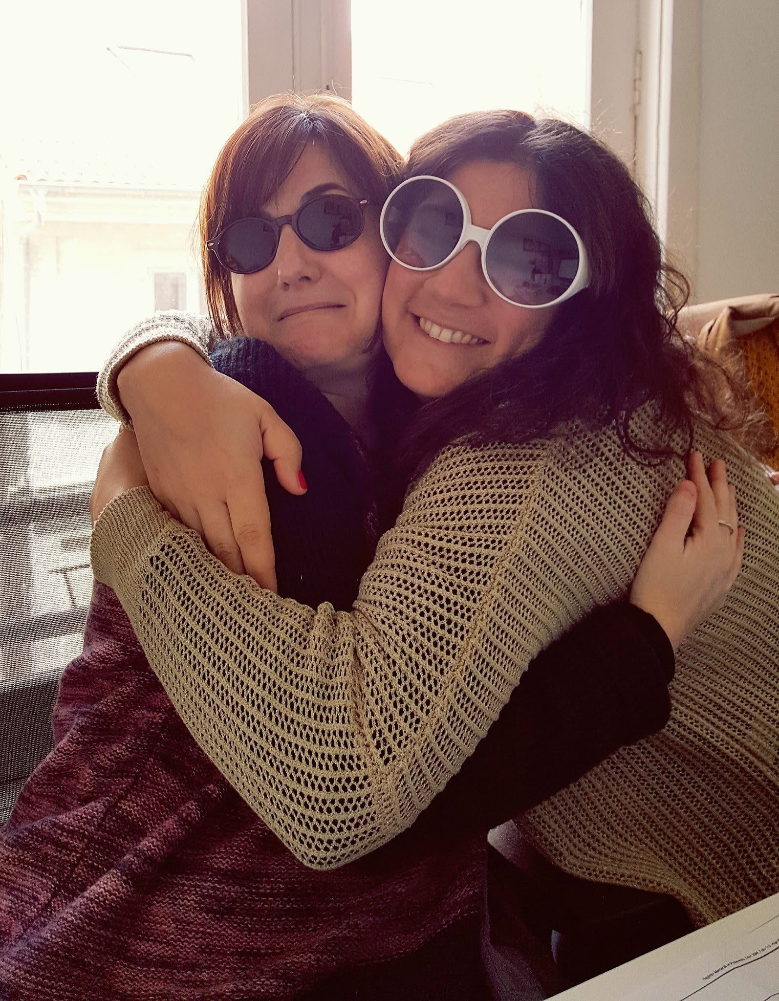 África Rodríguez y María Pierres, fundadoras de Espacio Arroelo, abrazadas y sonriendo