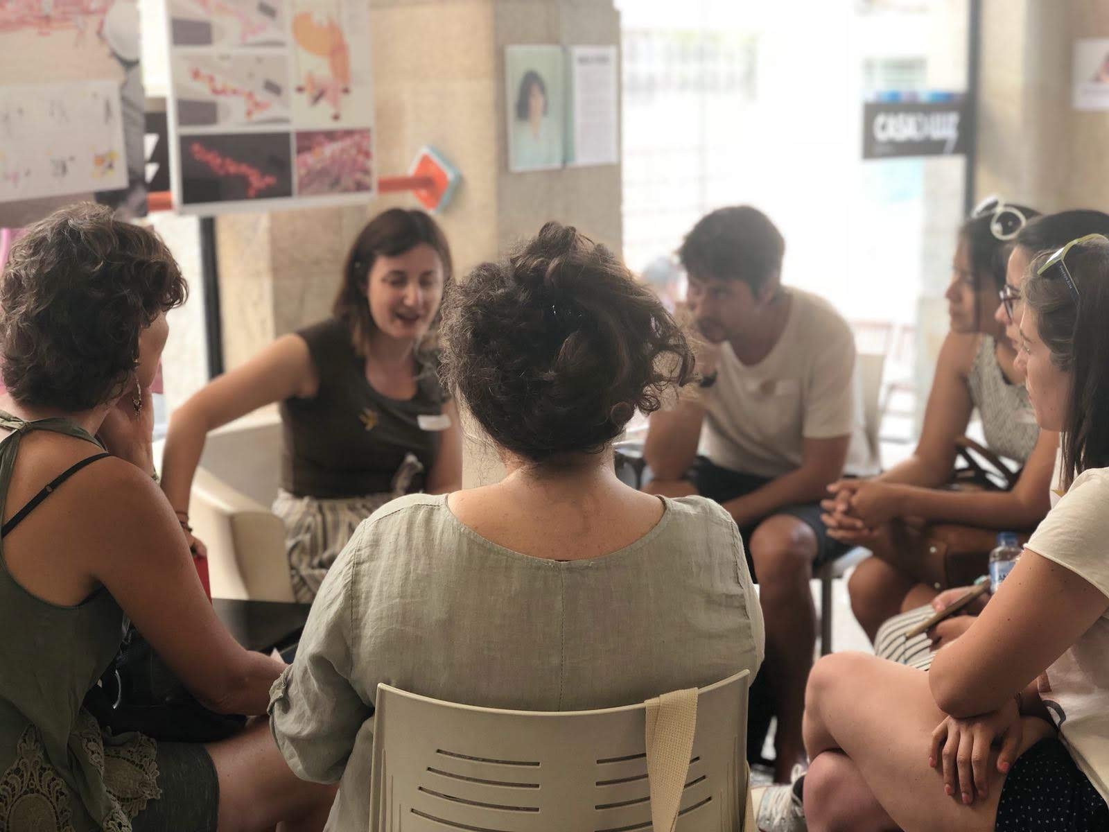 Grupo en círculo en Casa da Luz durante una sesión de diálogo