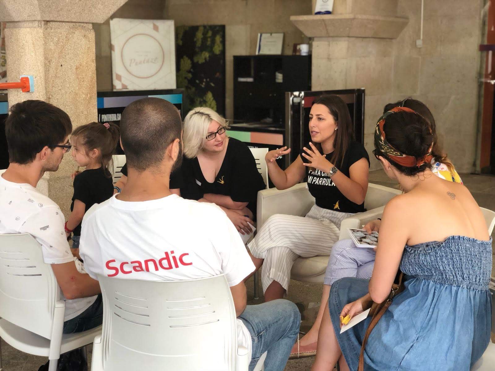 Persona con camiseta Para chula mi parrula conversando en círculo en Casa da Luz