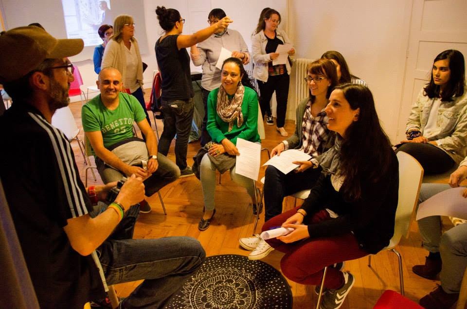 Círculo de conversación en el salón de Michelena durante la jornada