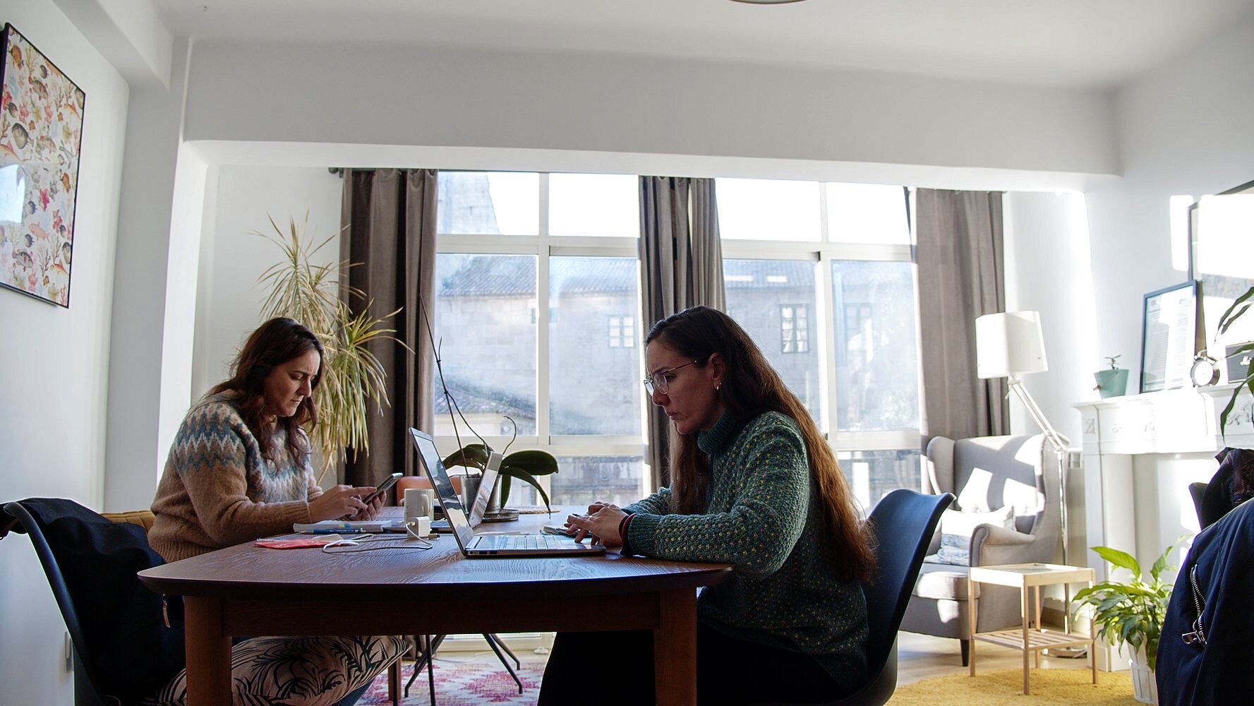 África Rodríguez trabajando con el portátil en la recepción del coworking Espacio Arroelo, en el centro de Pontevedra