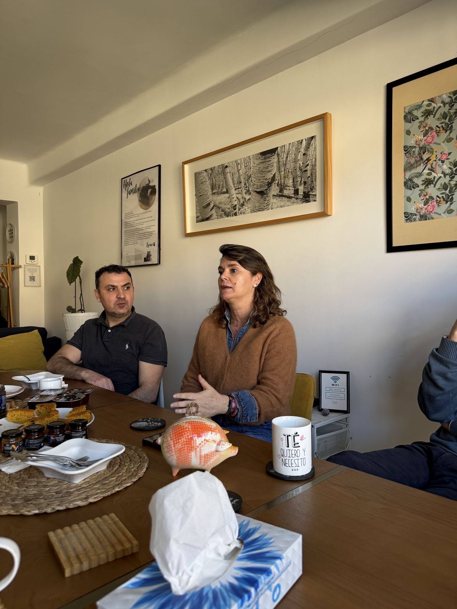 Encuentro comunitario alrededor de la mesa del salón de Espacio Arroelo