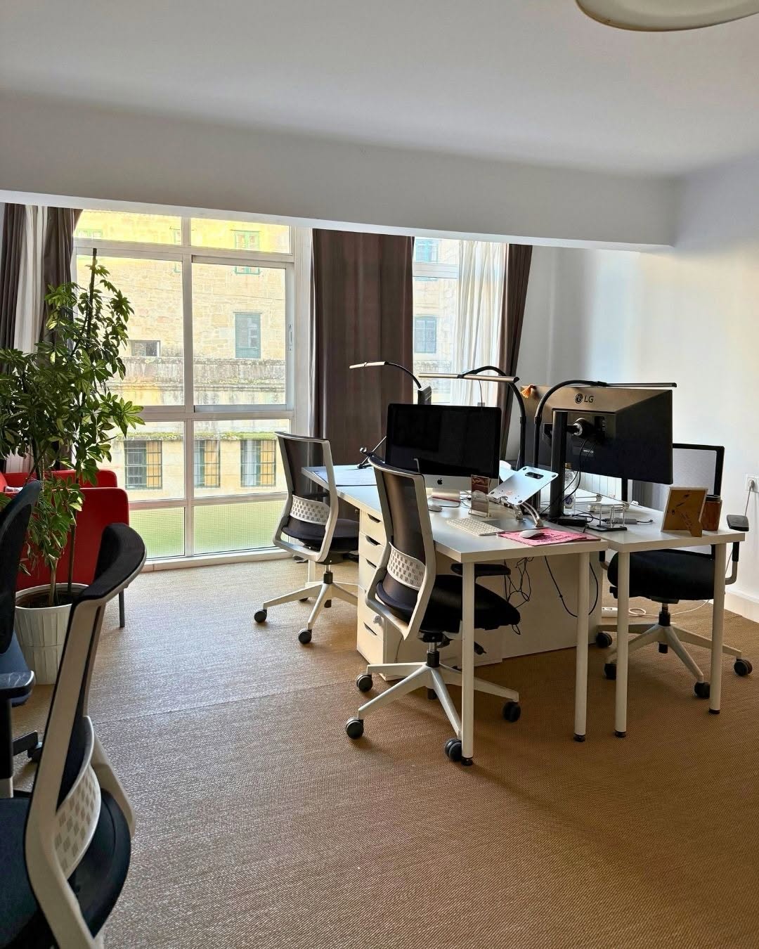 Puestos de trabajo con portátiles en el salón de Espacio Arroelo