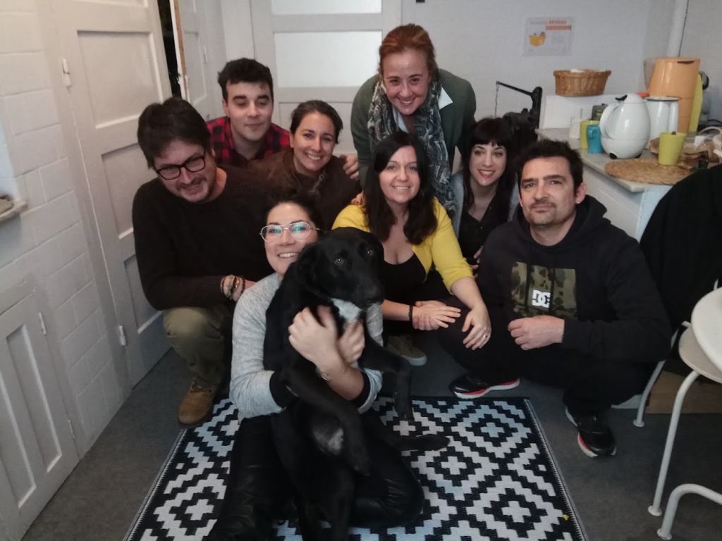 Tania Solla sujeta a Lázaro rodeada de coworkers en el coworking Espacio Arroelo