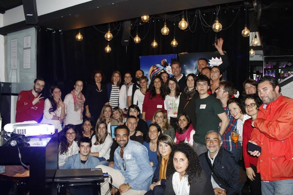 Foto de grupo al final de una jornada de PonteJam bajo las bombillas Edison del salón
