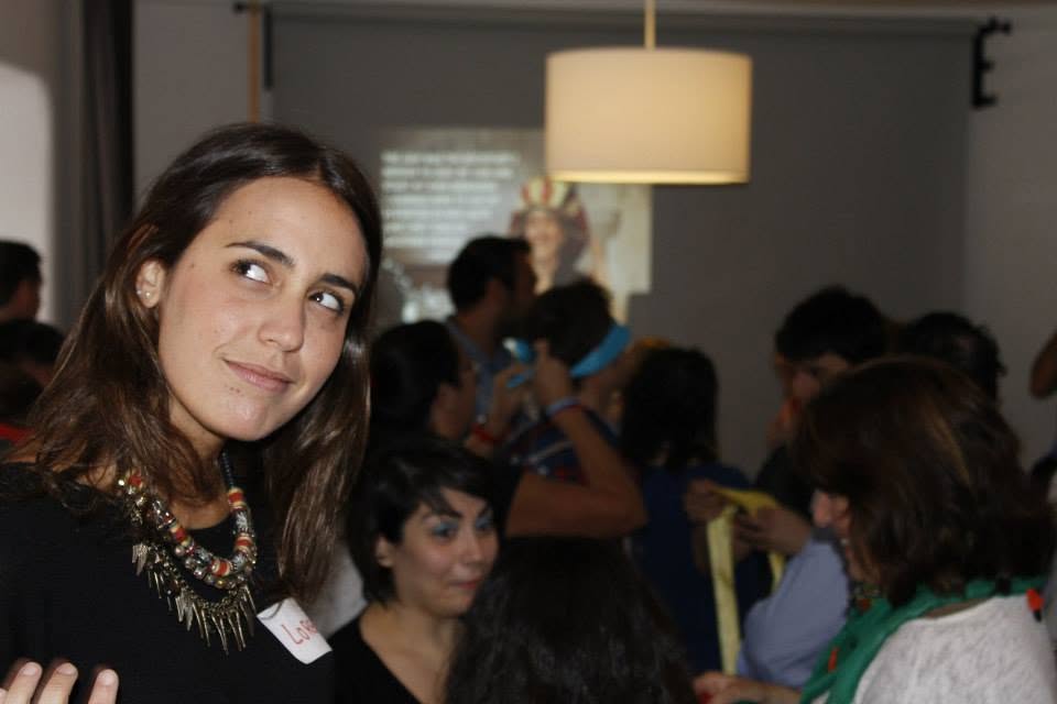 Participante con collar de statement concentrada durante una dinámica de PonteJam