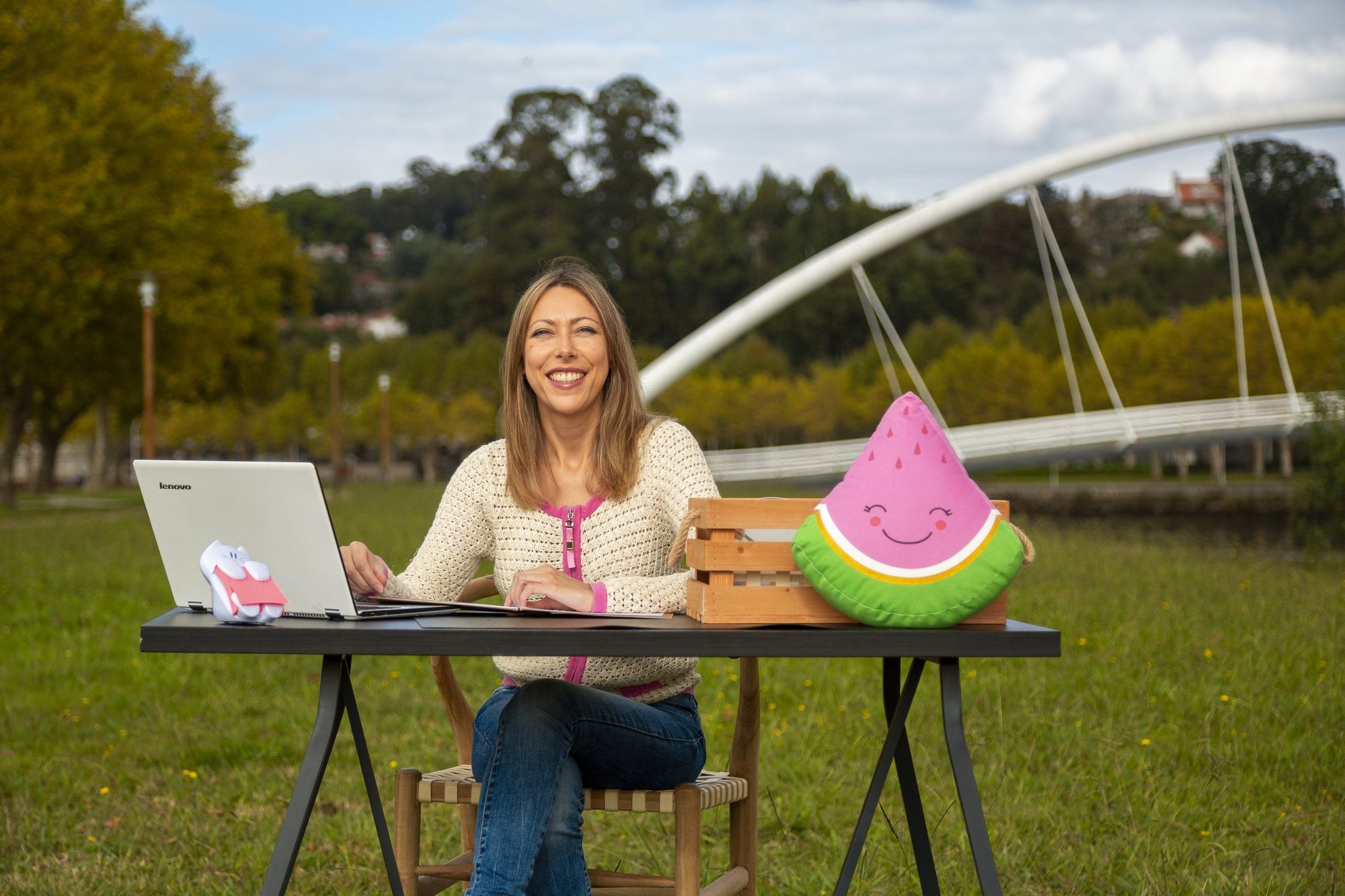 Escritorio al aire libre en un parque de Pontevedra, con la Ponte dos Tirantes al fondo
