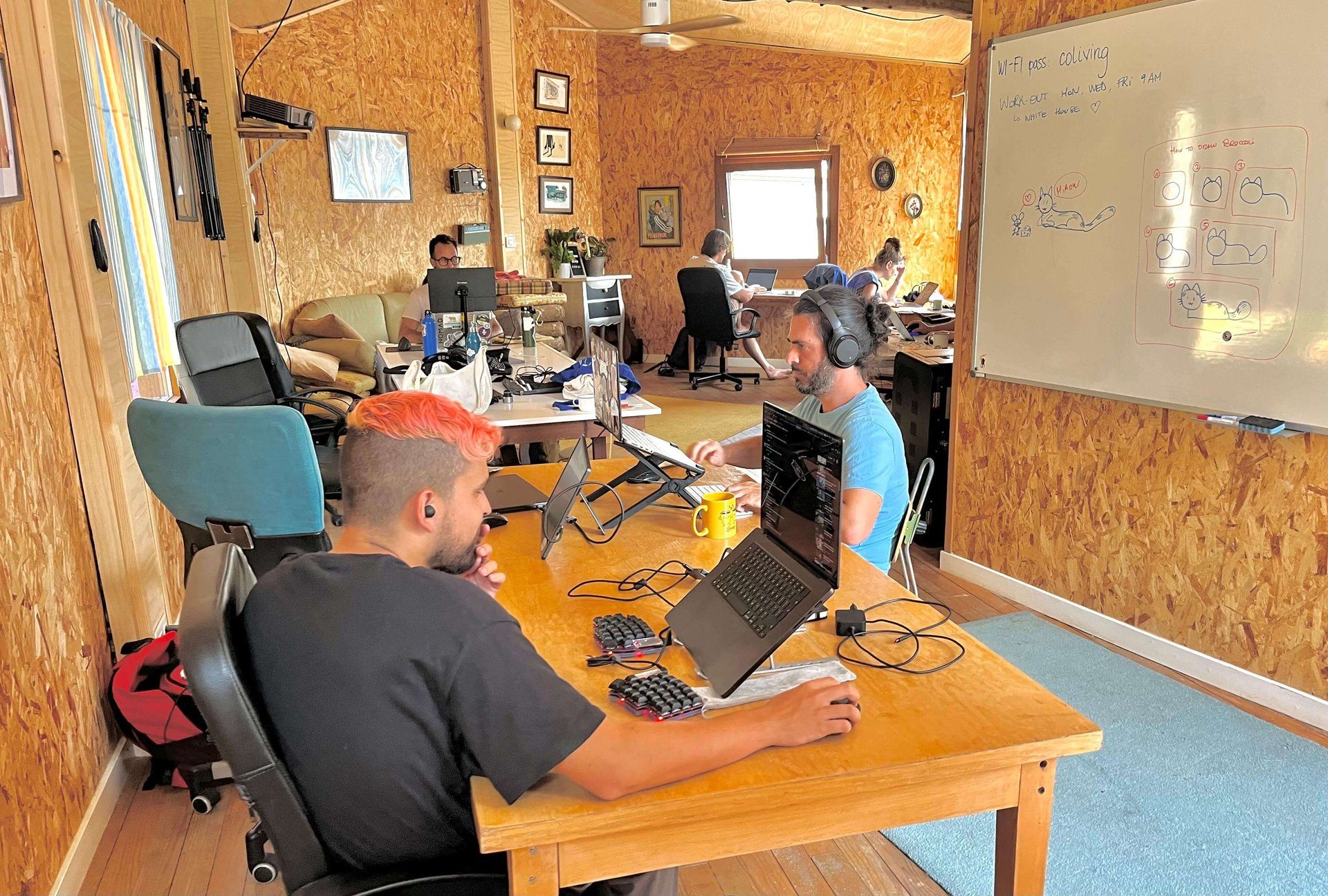 Sala de coworking de Sende con puestos de trabajo y pizarra comunitaria