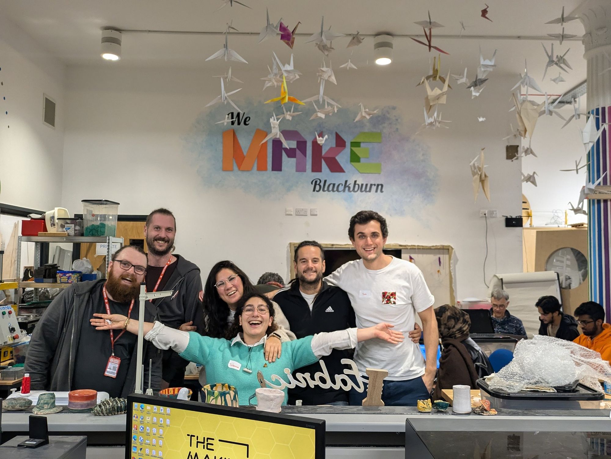Grupo sonriente en el hub creativo Making Rooms (Blackburn), intercambio ECHN con Arroelo