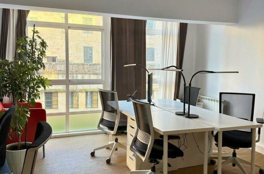 Puestos de trabajo junto a la ventana con luz natural